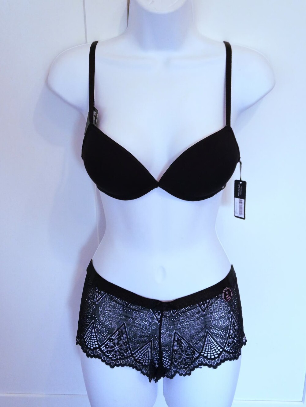 32B Push Up Underwire Bra & Small Lace Boy Shorts Panty Set in Black